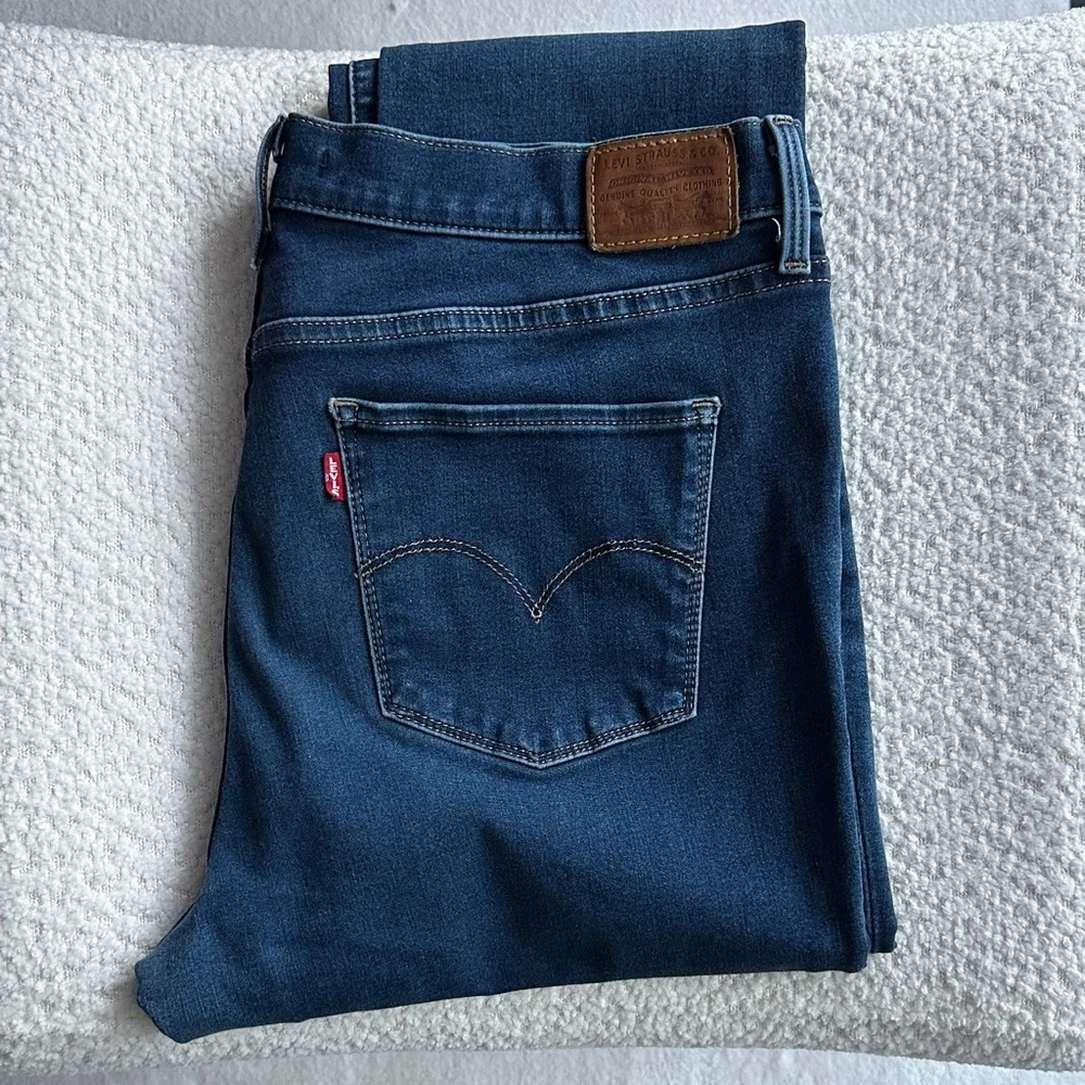 EUC Levi's Women's 311 Shaping Skinny Jeans - Dark Blue Wash / Size 32 - Picture 1 of 7